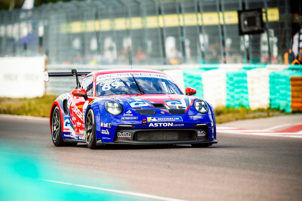Gustav Krogh går efter sejr i Carrera Cup-finale.
(Foto: Porsche Carrera Cup Scandinavia)